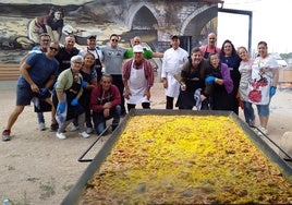 Grupo de vecinos que se encargó de elaborar la paella.