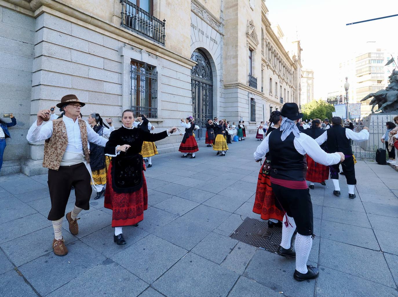 El centro de Valladolid se llena de música y folklore