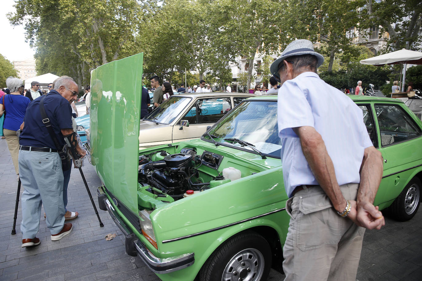 Los coches clásicos inundan la Acera de Recoletos de Valladolid