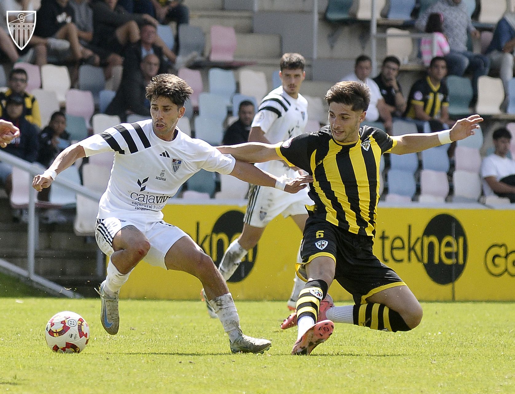 Fernán trata de marcharse de un jugador del Barakaldo.