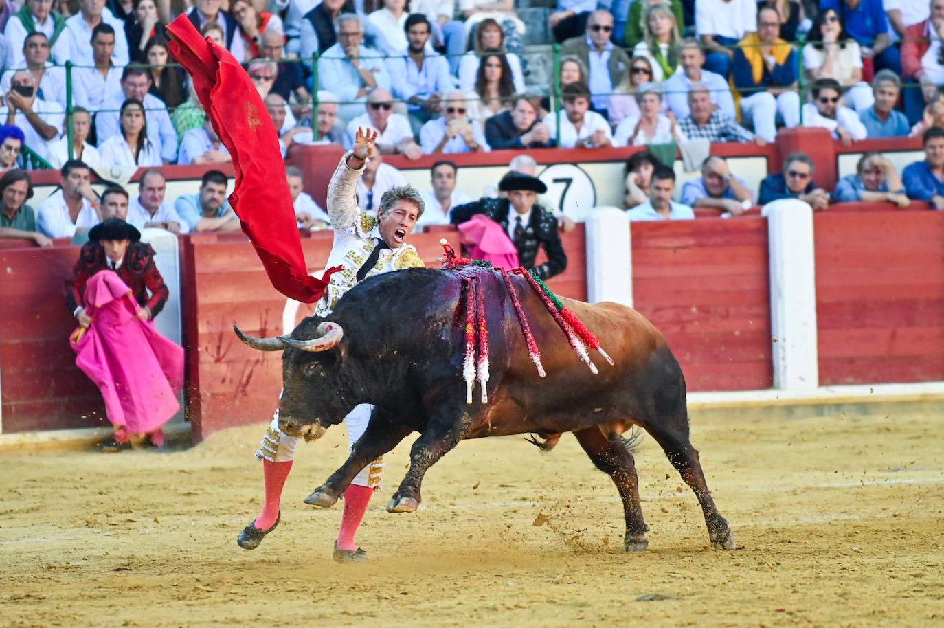 Imágenes de la tarde de toros de los diestros banderilleros en Valladolid