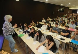Ana Rosario Martín Herranz, coordinadora de primero de Enfermería, durante la inauguración del curso.