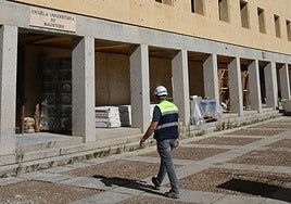 Un operario, en las obras del edificio Santiago Hidalgo, este lunes.
