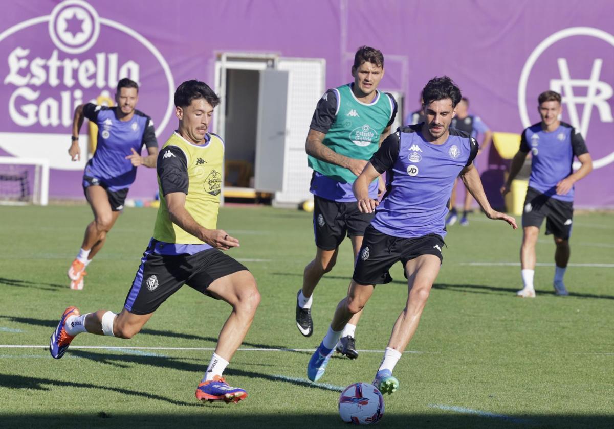 Meseguer y Kike Pérez pugnan por un balón durante la sesion de entrenamiento del Real Valladolid del pasado lunes.