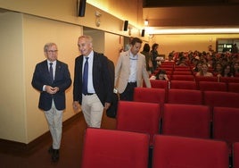 El rector, Antonio Largo (derecha), y el decano de Medicina, José María Fernández, en el acto de presentación del curso 24-25 en la Facultad de Medicina.