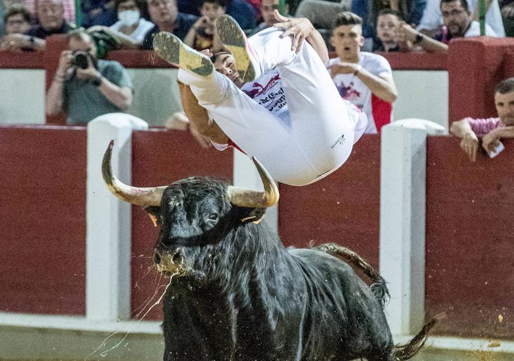 Jorge Gómez ejecuta un salto.