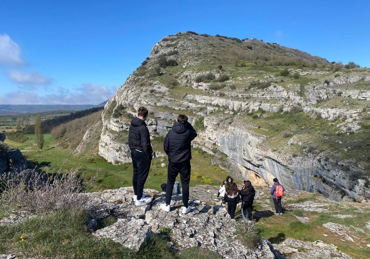 Un grupo de estudiantes en una excursión en Peña Ulaña.