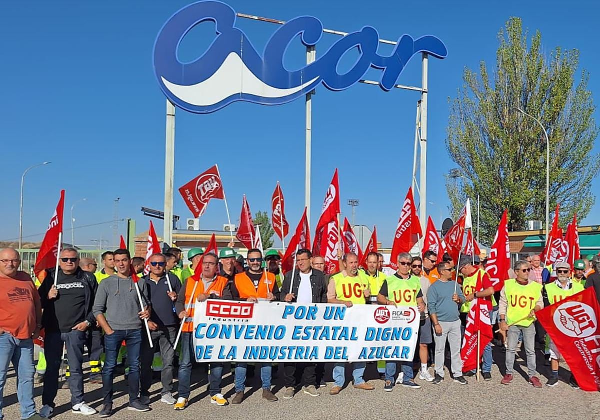 Manifestación de este martes a las puertas de Acor en Olmedo.