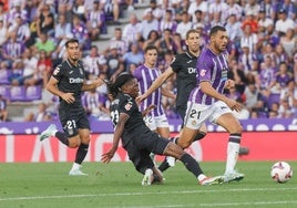 Amallah inicia una jugada de ataque durante el partido frente al Leganés.