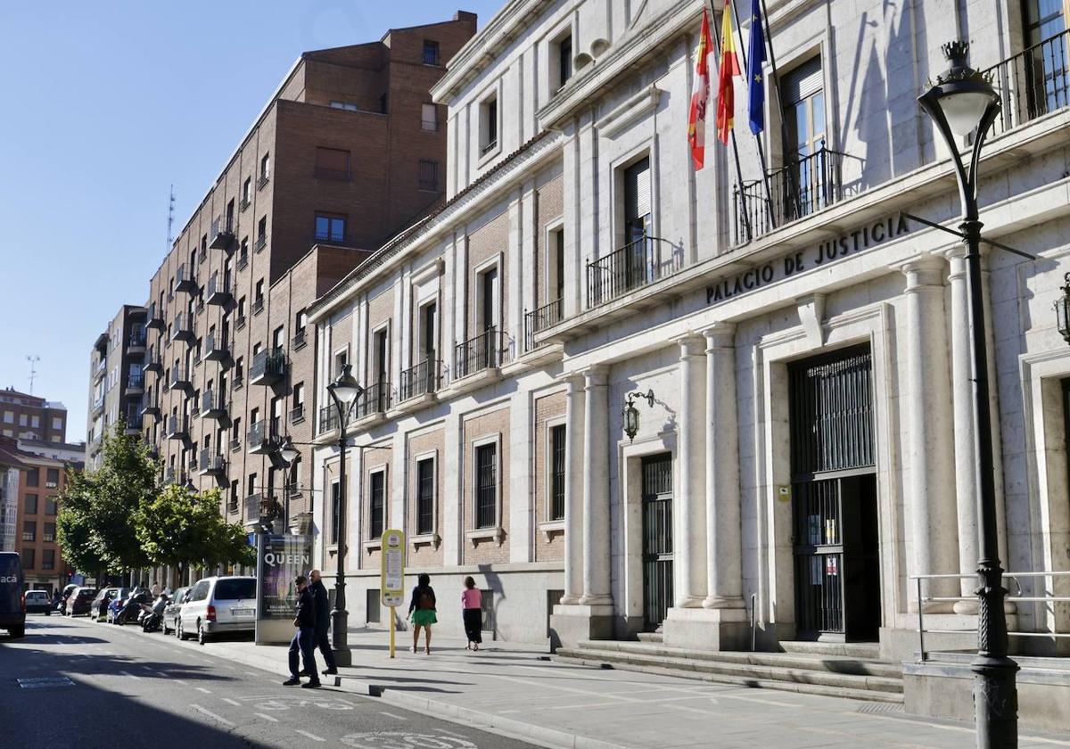 Fachada de la Audiencia Provincial esta mañana, tras la suspesión del juicio.