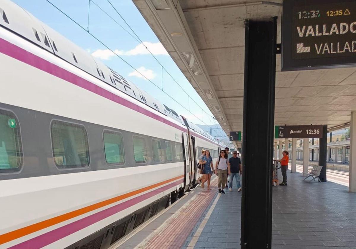 Varios pasajeros bajan del tren en la estación Segovia-Guiomar.