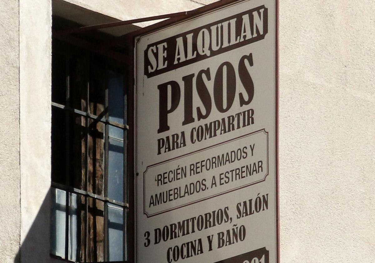 Cartel que anuncia pisos en alquiler en Segovia.