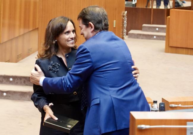 María Antonia López recibe la felicitación de Alfonso Fernández Mañueco tras recoger su medalla de procuradora.