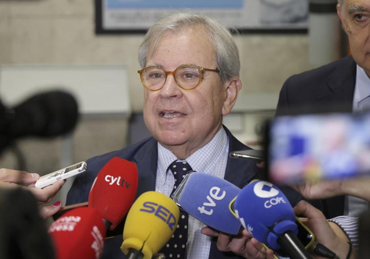 José María Fernández, decano de la Facultad de Medicina en la presentación del curso 24-25 junto a Antonio Largo, rector de la Universidad de Valladolid (centro).