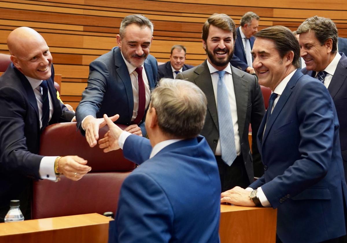 El nuevo consejero de Movilidad y Transformación Digital, José Luis Sanz Merino (PP), recibe la bienvenida de los procuradores de Vox, con Juan García-Gallardo ya como portavoz parlamentario.