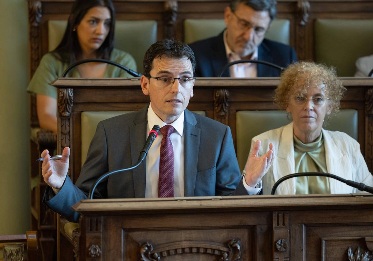 El portavoz del PSOE, Pedro Herrero, durante una intervención en el Pleno.