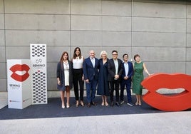 Susi Sánchez, presidenta de la Academia, entre Jesús Julio Carnero y José Luis Cienfuegos, junto a autoridades y patrocinadores.