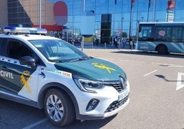 Una patrulla de la Guardia Civil en la entrada de RÍO Shopping.