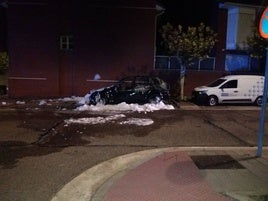 Estado del vehículo tras el incendio en la calle Abejaruco.