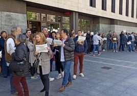 Protesta de funcionarios ante los Juzgados de Angustias, en una imagen de archivo.