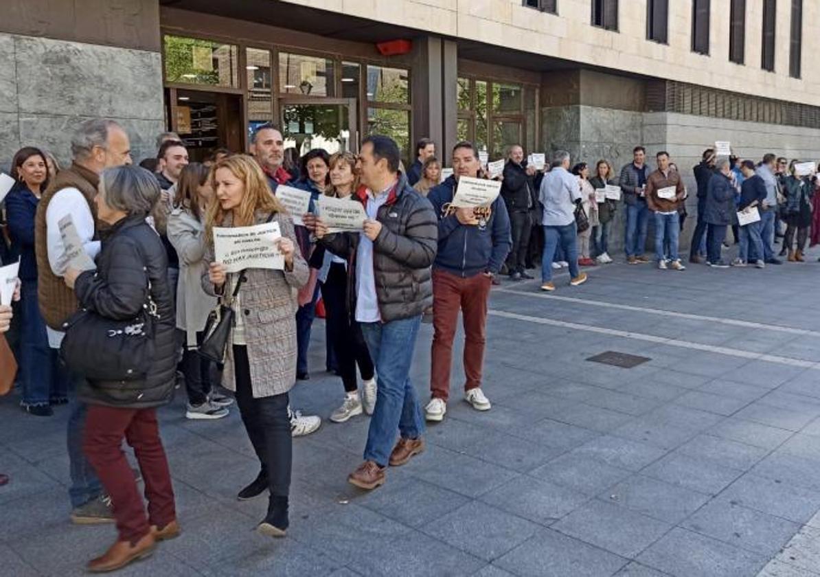 Protesta de funcionarios ante los Juzgados de Angustias, en una imagen de archivo.