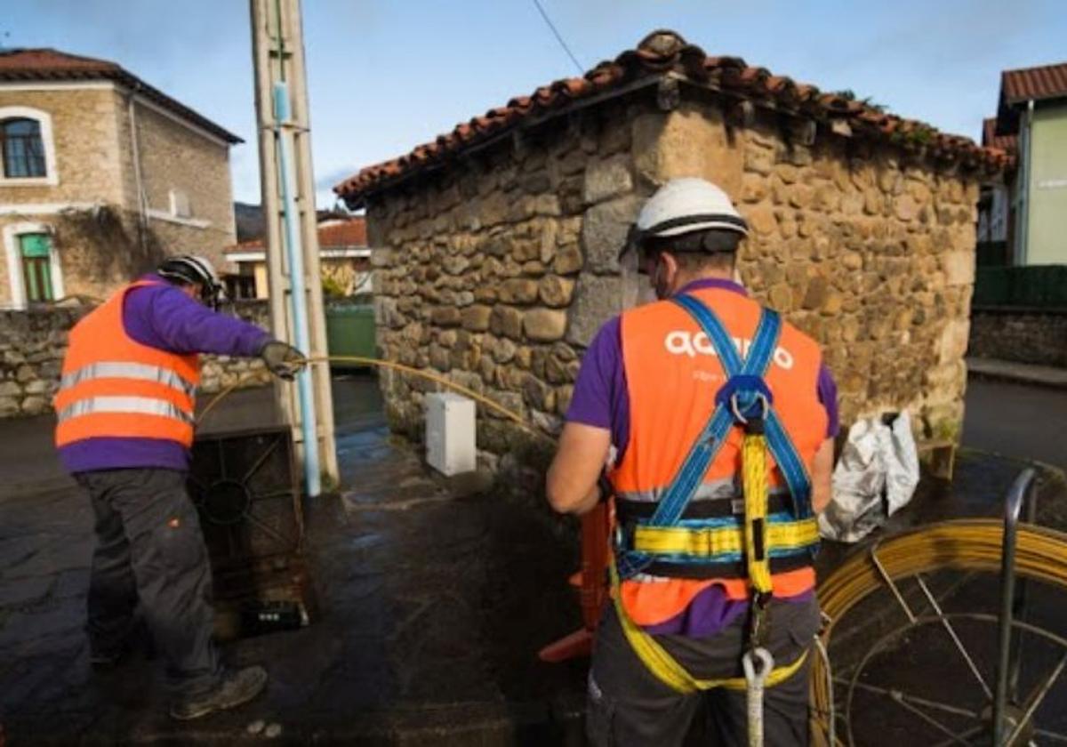 Trabajos de instalación de la red de fibra óptica en un pequeño municipio.