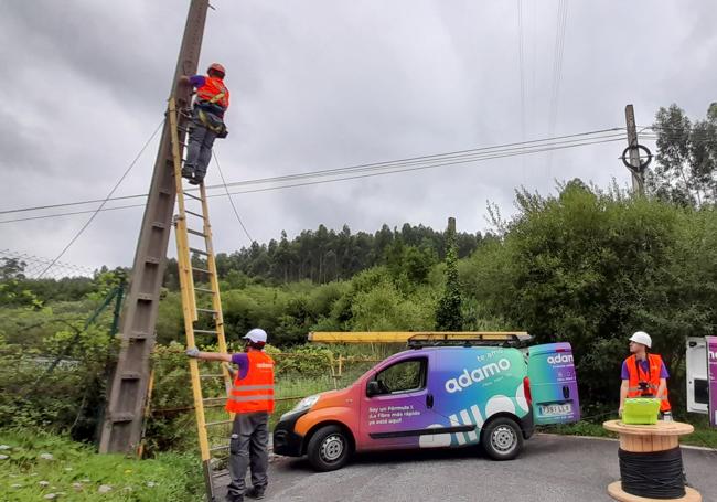 Los operarios lanzan el tendido de la fibra.