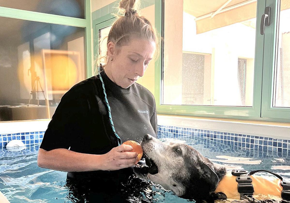 La veterinaria Leticia González, durante una sesión de hidroterapia en su hotel canino.