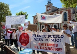 Manifestación a las puertas del Ayuntamiento de Montemayor de Pililla el 15 de junio