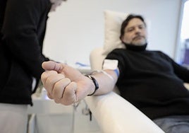 Un donante de sangre en el Centro de Hemoterapia de Valladolid.