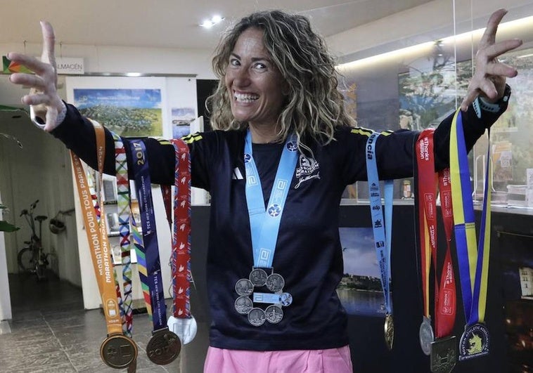 Sonia Calvo muestra sus medallas. Al cuello, la de los seis 'majors'.