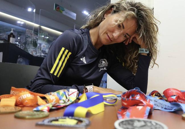 Sonia Calvo, pensativa, contempla sus medallas.