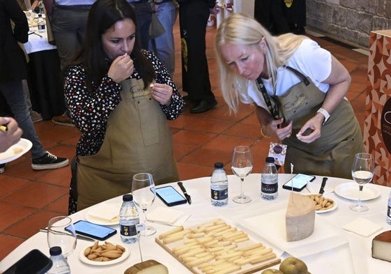 Miembros del jurado de los Cincho 2024 cata los quesos candidatos en el Real Monasterio de San Zoilo de Carrión de los Condes.