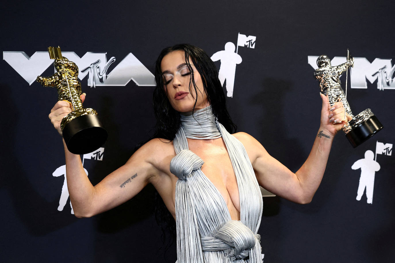 La icónica cantante de pop Katy Perry posa con sus premios MTV