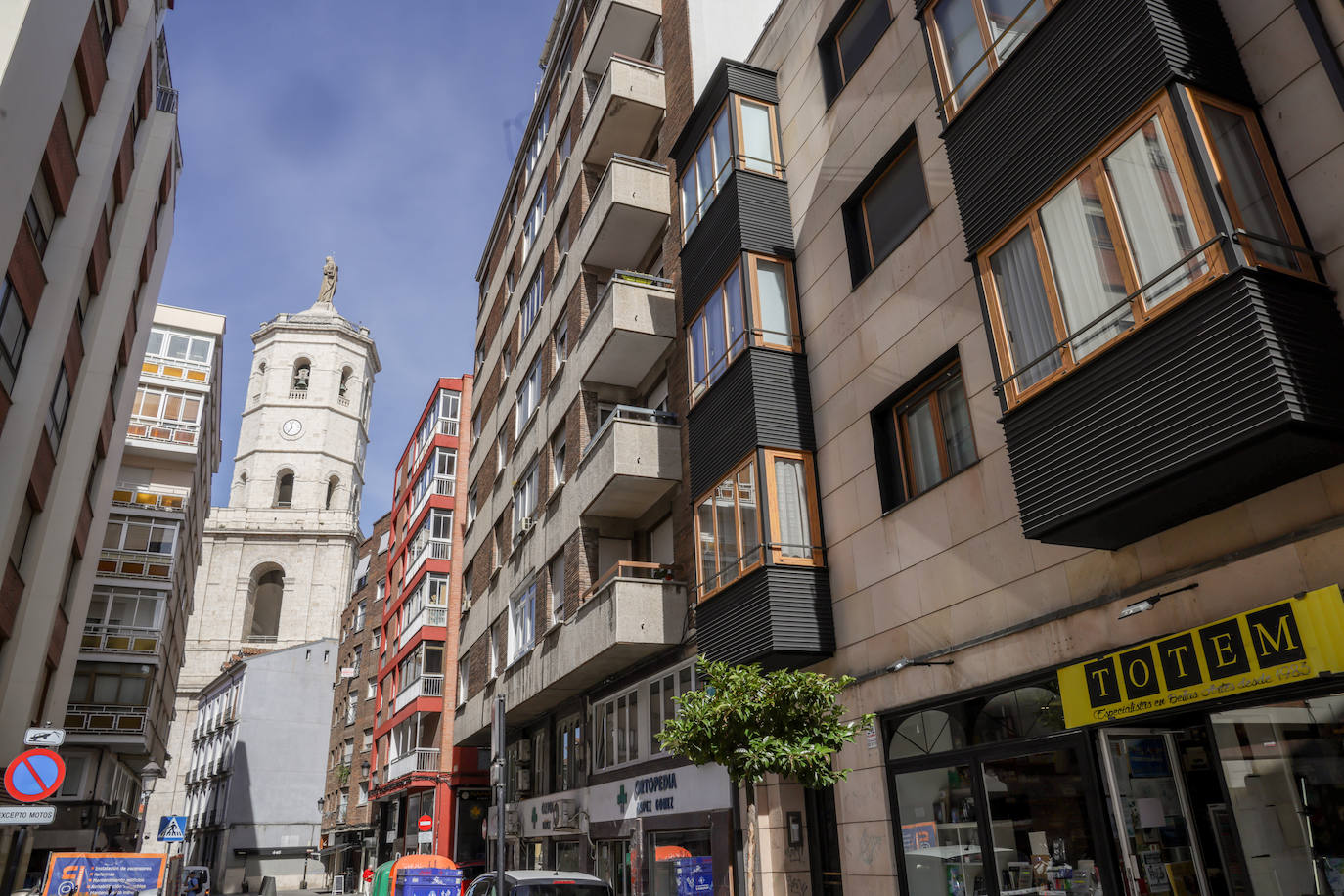 Un recorrido en imágenes por la calle Regalado