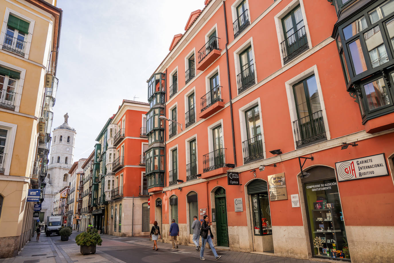 Un recorrido en imágenes por la calle Regalado