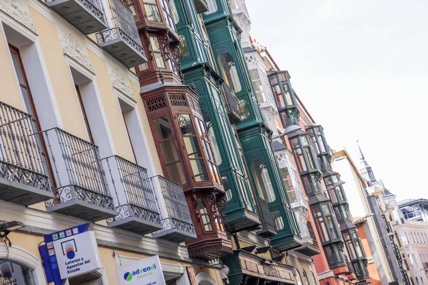 Un recorrido en imágenes por la calle Regalado