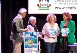 El alcalde de Guardo, Juan Jesús Blanco, con la presidenta de AFAGuardo, Lali Pinilla; María Donata Álvarez, representante de Afacayle;y Mariló Almagro, presidenta de CEAFA.