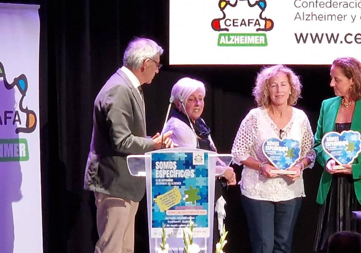 El alcalde de Guardo, Juan Jesús Blanco, con la presidenta de AFAGuardo, Lali Pinilla; María Donata Álvarez, representante de Afacayle;y Mariló Almagro, presidenta de CEAFA.