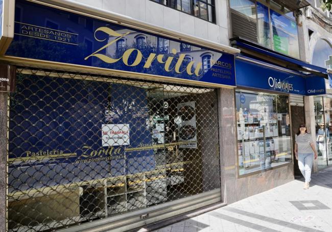 Fachada de la centenaria pasteleria Zorita, con el cartel de 'Se traspasa'.