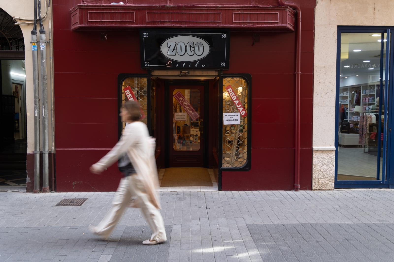 Exterior del comercio Zoco, que cierra después de 28 años, y que luce el cartel de liquidación por jubilación de su propietaria.