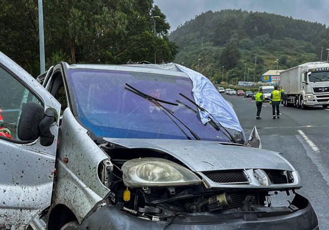Parte frontal de la furgoneta accidentada.