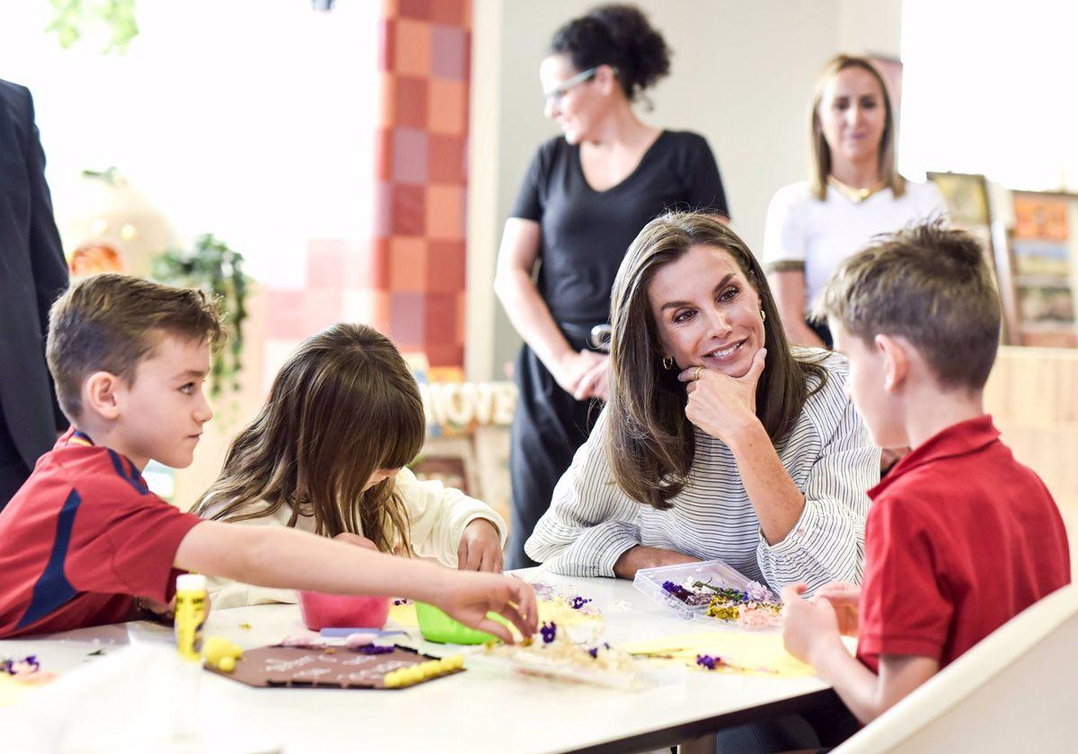 La reina Letizia mantuvo un encuentro muy cercano con los niños.