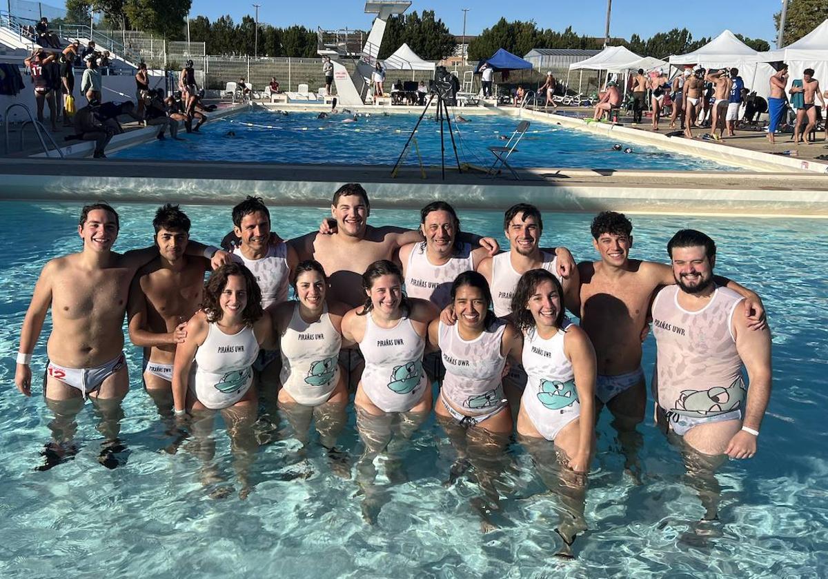 Los integrantes del Club Pirañas de Peñafiel, en la piscina de Burdeos.