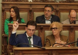 El portavoz del grupo socialista, Pedro Herrero, en la bancada del Ayuntamiento.