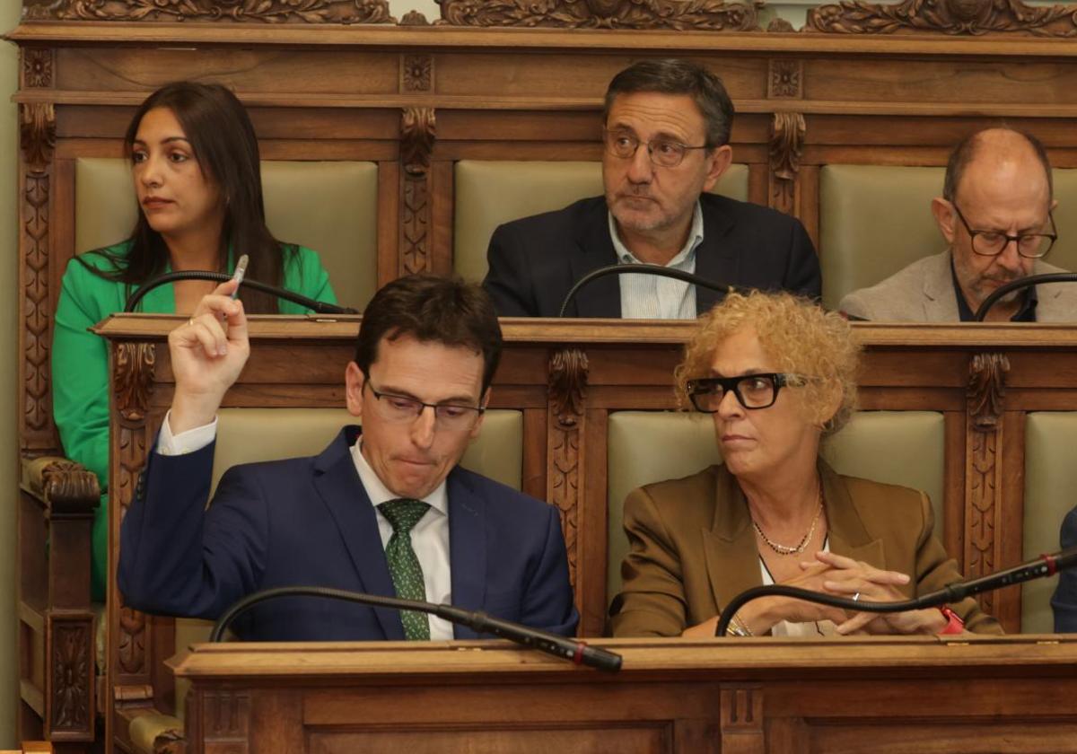 El portavoz del grupo socialista, Pedro Herrero, en la bancada del Ayuntamiento.