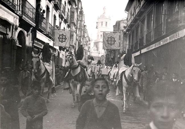 Pregón de las Siete Palabras de 1955 por la calle Regalado.