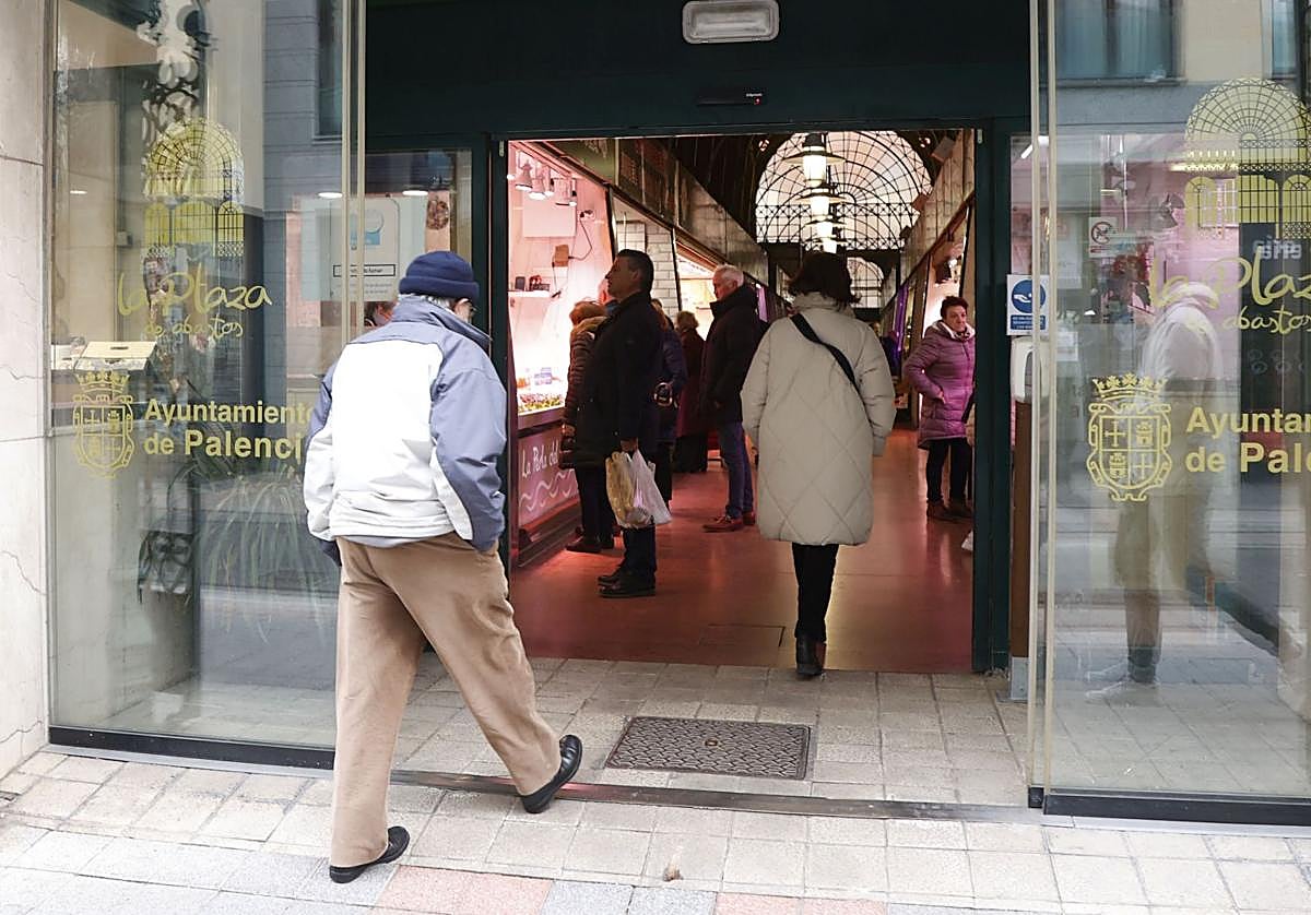 Una de las puertas principales de la Plaza de Abastos.