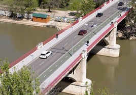 Vehículos y peatones cruzan el puente de Poniente.