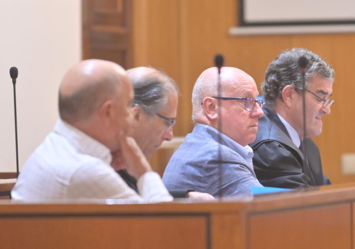 Alfonso Centeno, en el centro, durante el juicio.